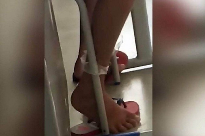 Professor é afastado após amarrar aluno em cadeira com fita crepe - Vimarsana News