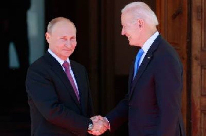 Putin (E) e Biden apertam aos mãos no primeiro encontro após a posse do americano: tempos de sorrisos ficaram para trás - (crédito: AFP / POOL / DENIS BALIBOUSE) Putin (E) e Biden apertam aos mãos no primeiro encontro após a posse do americano: tempos de sorrisos ficaram para trás - (crédito: AFP / POOL / DENIS BALIBOUSE)