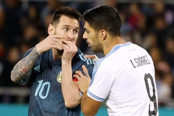 Messi e Suárez durante partida entre Argentina e Uruguai