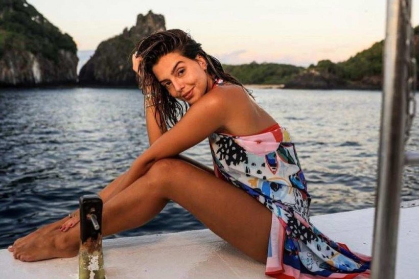 Giovanna Lancellotti é vacinada em Noronha como prestadora de serviços