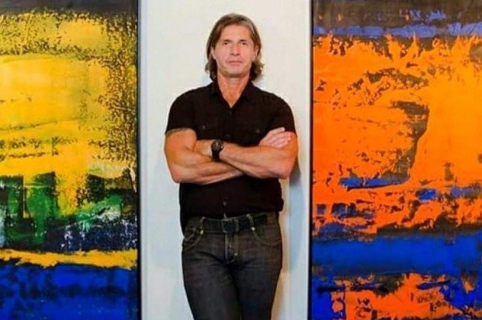 O artista plástico Norberto Noschang ao lado de suas obras de arte -  (crédito: Divulgação)