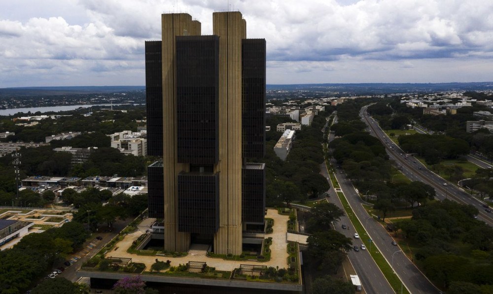 Lewandowski vota contra autonomia do BC, mas vista adia julgamento no STF