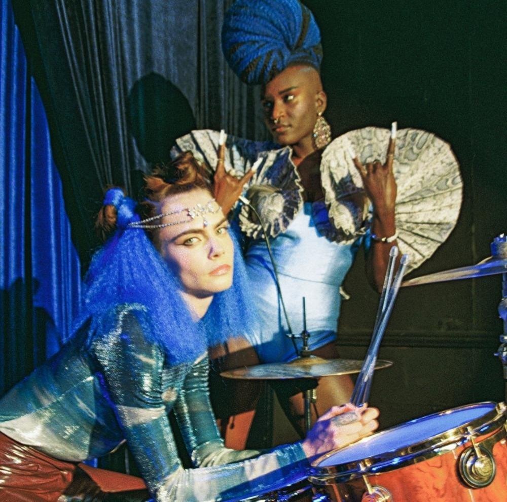 Modelo e atriz Cara Delevingne é convidada especial do show virtual e tocará bateria junto à banda. 