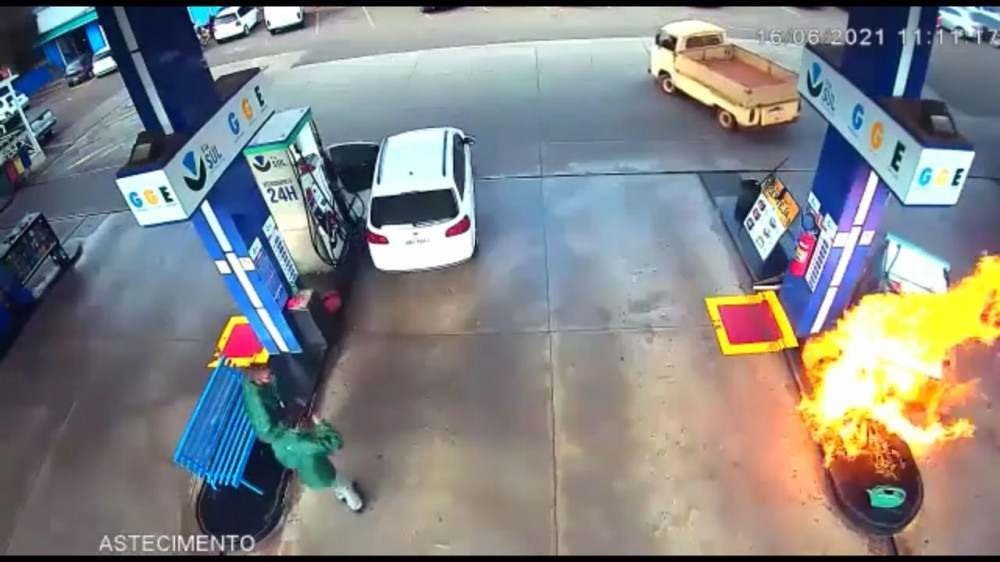 VÍDEO: Kombi puxa mangueira de abastecer e bomba de combustível pega fogo