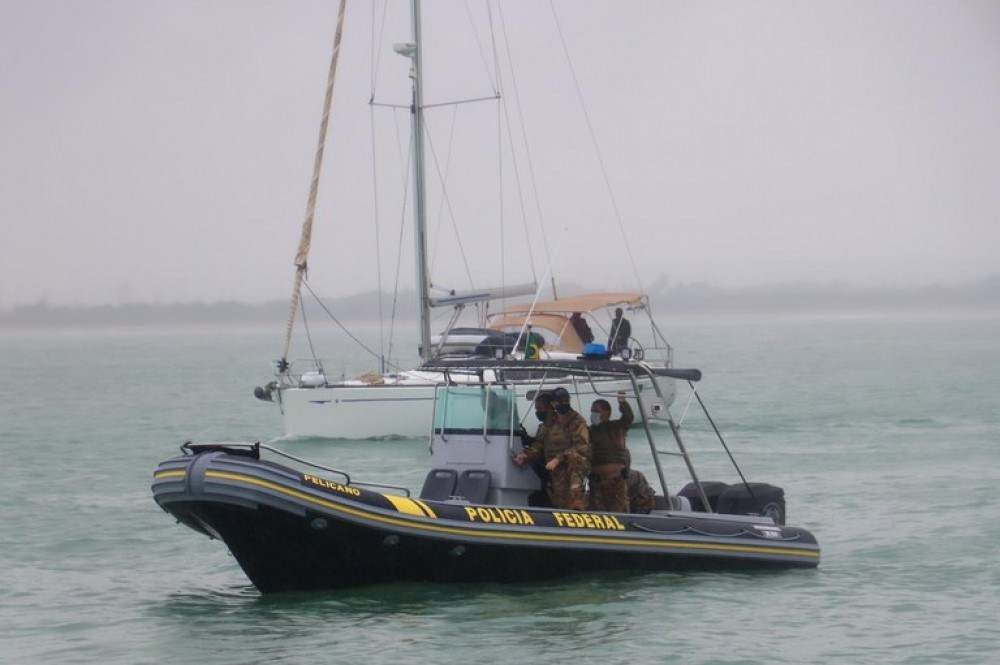 Marinha e PF apreendem veleiro carregado de haxixe a 420 km da costa do Recife