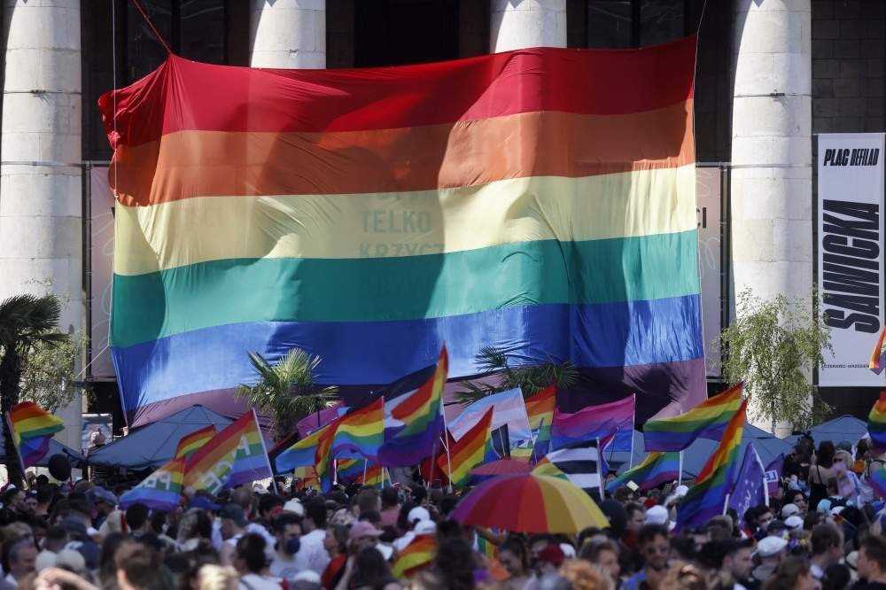 Homem morre atropelado em desfile do orgulho LGBTQIA+ nos EUA