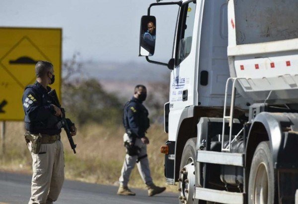 Nas buscas por Lázaro Barbosa, polícia faz pontos de bloqueio em rodovias de Goiás