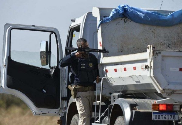 Nas buscas por Lázaro Barbosa, polícia faz pontos de bloqueio em rodovias de Goiás
