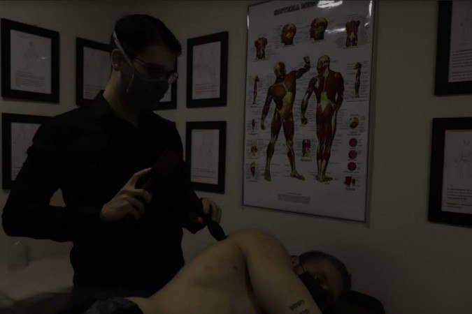 Christiano Leão, terapeuta, aplicando a técnica do tok sen em paciente: prática usa a vibração de martelo e pinos personalizados em partes específicas do corpo