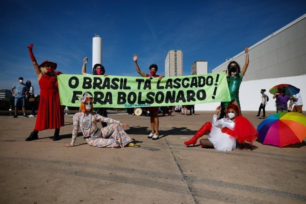 Membros de partidos de oposição e movimentos sociais participam de protesto contra o tratamento da pandemia COVID-19 em Brasília, em 19 de junho de 2021 pelo presidente brasileiro Jair Bolsonaro. - O presidente de extrema direita Jair Bolsonaro vem enfrentando críticas por sua gestão do pandemia, incluindo a recusa inicial de ofertas de vacinas, como alertam os epidemiologistas. O Brasil pode agora estar à beira de uma terceira onda de Covid-19. (Foto Sergio Lima / AFP)