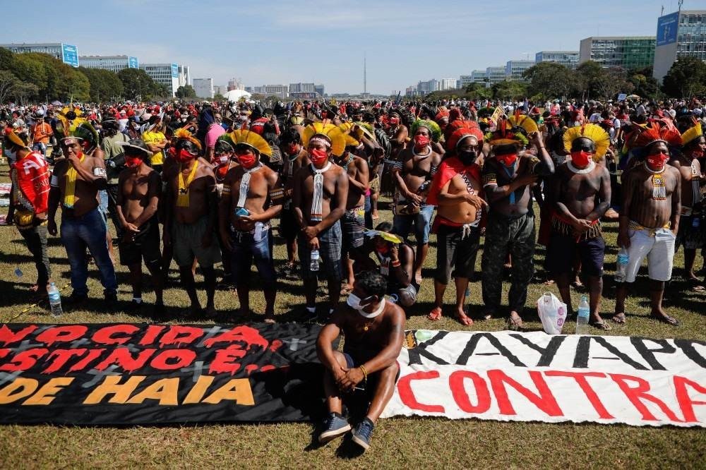O povo indígena Kayapó participa de protesto de partidos de oposição e movimentos sociais contra o manejo da pandemia COVID-19 em Brasília pelo presidente Jair Bolsonaro, em 19 de junho de 2021. O presidente de extrema direita Jair Bolsonaro vem enfrentando críticas por sua gestão do a pandemia, incluindo a recusa inicial de ofertas de vacinas, como alertam os epidemiologistas, o Brasil pode agora estar à beira de uma terceira onda de Covid-19.