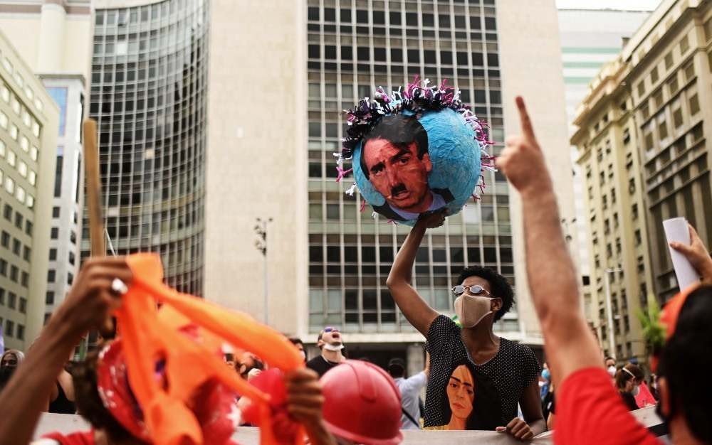 Pessoas participam de um protesto contra a forma como o presidente brasileiro Jair Bolsonaro lidou com a pandemia Covid-19 no Rio de Janeiro, Brasil, em 19 de junho de 2021. O presidente de extrema direita Jair Bolsonaro vem enfrentando críticas por sua gestão da pandemia, incluindo inicialmente a recusa ofertas de vacinas, como alertam epidemiologistas, o Brasil pode estar à beira de uma terceira onda de Covid-19.
Andre Borges / AFP