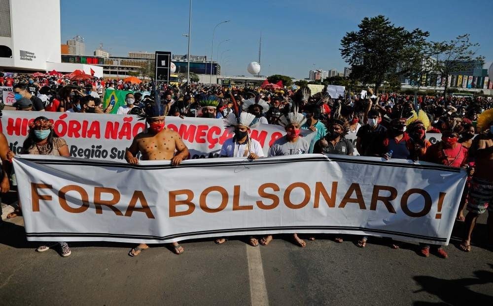 Membros de partidos de oposição e movimentos sociais participam de protesto contra o tratamento da pandemia COVID-19 em Brasília, em 19 de junho de 2021 pelo presidente brasileiro Jair Bolsonaro. - O presidente de extrema direita Jair Bolsonaro vem enfrentando críticas por sua gestão do pandemia, incluindo a recusa inicial de ofertas de vacinas, como alertam os epidemiologistas. O Brasil pode agora estar à beira de uma terceira onda de Covid-19. (Foto Sergio Lima / AFP)