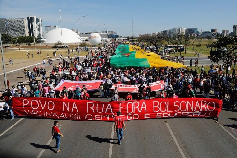 Membros de partidos de oposição e movimentos sociais participam de protesto contra o tratamento da pandemia COVID-19 em Brasília, em 19 de junho de 2021 pelo presidente brasileiro Jair Bolsonaro. - O presidente de extrema direita Jair Bolsonaro vem enfrentando críticas por sua gestão do pandemia, incluindo a recusa inicial de ofertas de vacinas, como alertam os epidemiologistas. O Brasil pode agora estar à beira de uma terceira onda de Covid-19. (Foto Sergio Lima / AFP)