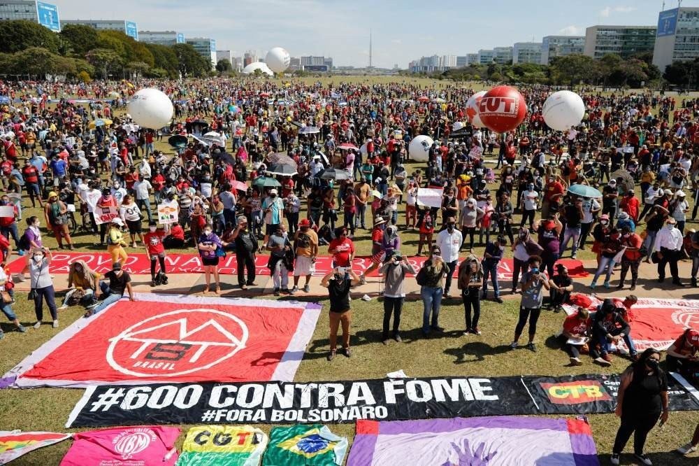 Membros de partidos de oposição e movimentos sociais participam de protesto contra o tratamento da pandemia COVID-19 em Brasília, em 19 de junho de 2021 pelo presidente brasileiro Jair Bolsonaro. - O presidente de extrema direita Jair Bolsonaro vem enfrentando críticas por sua gestão do pandemia, incluindo a recusa inicial de ofertas de vacinas, como alertam os epidemiologistas. O Brasil pode agora estar à beira de uma terceira onda de Covid-19. (Foto Sergio Lima / AFP)