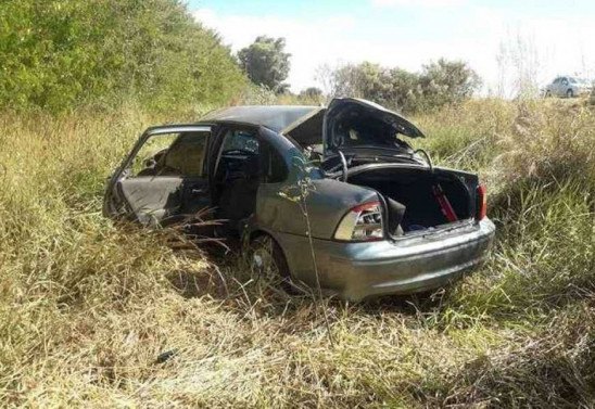 Chevrolet Vectra ficou destruído após capotamento em Rio Paranaíba (foto: Divulgação/PMRv)