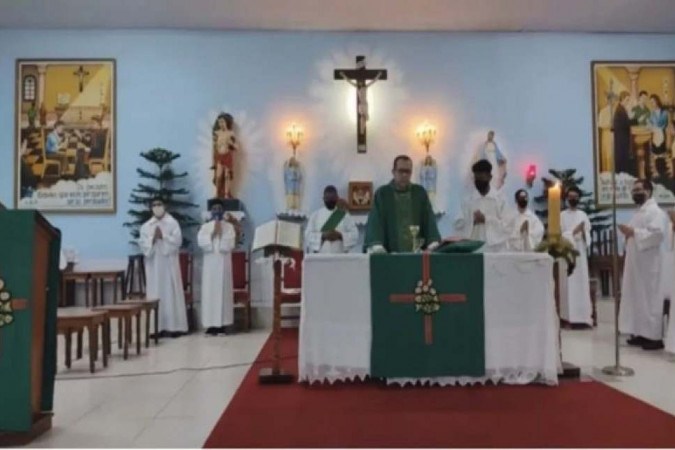 Padre passa mal  e bate cabeça ao desmaiar durante missa on-line no Recife 