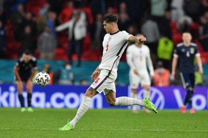 John Stones chuta a bola em jogo da Inglaterra na Eurocopa 2020