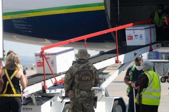  (crédito: Carregamento com as doses da Pfizer e da CoronaVac chegou na sexta-feira pela manhã a Confins, sob forte esquema de segurança)