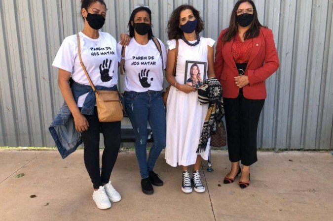 Mãe de Letícia Curado, Kênia Sousa, acompanhou o julgamento de Marinésio Olinto, que começou às 9h, desta segunda-feira (21/6). - (crédito: Rafaela Martins/CB/DA Press) Mãe de Letícia Curado, Kênia Sousa, acompanhou o julgamento de Marinésio Olinto, que começou às 9h, desta segunda-feira (21/6). - (crédito: Rafaela Martins/CB/DA Press)