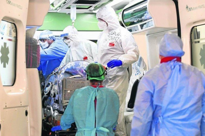 Equipe de hospital em Milão retira paciente infectado pelo Sars-CoV-2 de ambulância: após restabelecimento, 16% têm sinais depressivos - (crédito: Miguel Medina/AFP - 19/10/20) Equipe de hospital em Milão retira paciente infectado pelo Sars-CoV-2 de ambulância: após restabelecimento, 16% têm sinais depressivos - (crédito: Miguel Medina/AFP - 19/10/20)