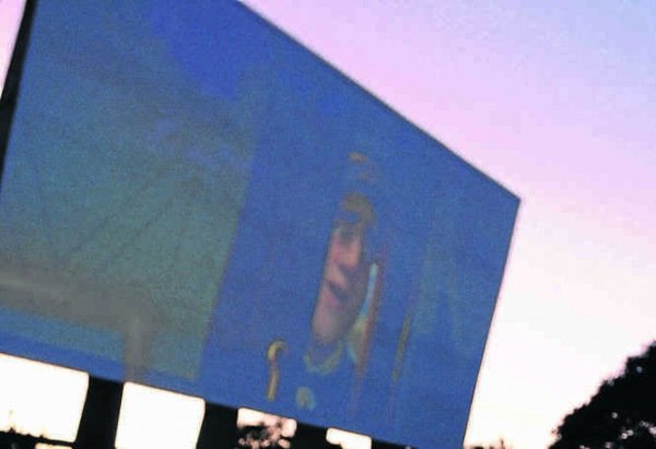 Marta (e), dona do Cine Drive-in, com Andrea, frequentadora do espaço há 30 anos