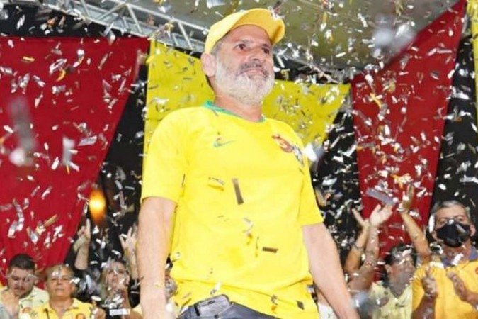 Pelé, durante momento festivo da campanha eleitoral em Alpercata, em 2020, onde concorreu como candidato a vice-prefeito - (crédito: Reprodução/Facebook) Pelé, durante momento festivo da campanha eleitoral em Alpercata, em 2020, onde concorreu como candidato a vice-prefeito - (crédito: Reprodução/Facebook)