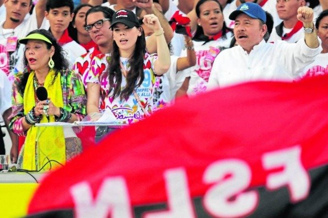 Daniel Ortega (D) e a primeira-dama e vice-presidente, Rosaria Murillo (E): campanha de repressão para conquistar o quarto mandato consecutivo - (crédito: Inti Ocon/AFP) Daniel Ortega (D) e a primeira-dama e vice-presidente, Rosaria Murillo (E): campanha de repressão para conquistar o quarto mandato consecutivo - (crédito: Inti Ocon/AFP)
