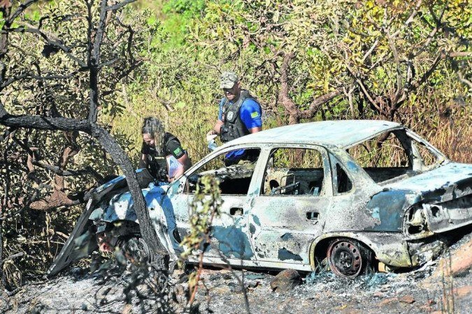 Equipe da PM de Goiás encontrou veículo incendiado por volta das 8h; perícia da Polícia Civil chegou ao local à tarde - (crédito: Ed Alves/CB/D.A Press) Equipe da PM de Goiás encontrou veículo incendiado por volta das 8h; perícia da Polícia Civil chegou ao local à tarde - (crédito: Ed Alves/CB/D.A Press)