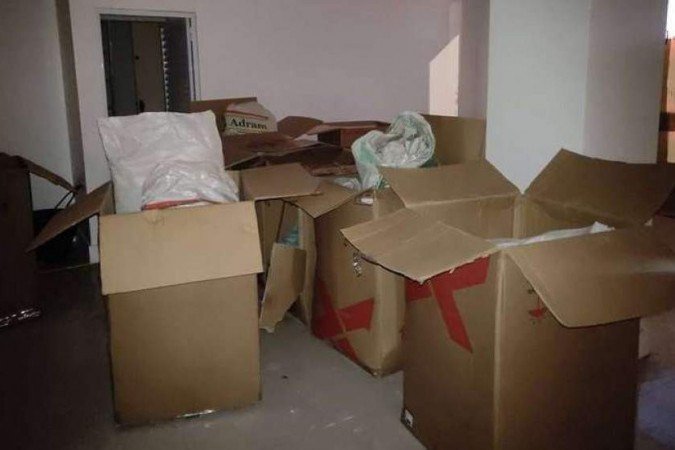 Terra era colocada em caixas de papelão e sacos plásticos
