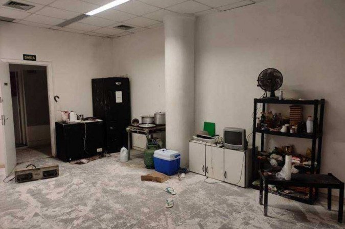 Polícia encontrou cozinha improvisada no imóvel
