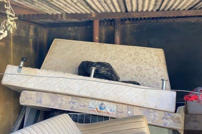 agentes encontraram os bens da vítima amontoados em um canto sujo do lote, todos ao relento, sujos e empoeirados - (crédito: PCDF/Divulgação) agentes encontraram os bens da vítima amontoados em um canto sujo do lote, todos ao relento, sujos e empoeirados - (crédito: PCDF/Divulgação)