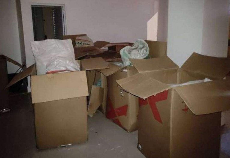 Terra era colocada em caixas de papelão e sacos plásticos Terra era colocada em caixas de papelão e sacos plásticos