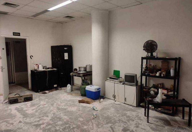 Polícia encontrou cozinha improvisada no imóvel Polícia encontrou cozinha improvisada no imóvel