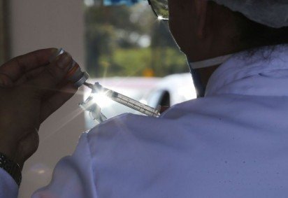 O Distrito Federal começou a vacinar pessoas com 49 anos a partir de hoje. A vacinação contra a Covid-19 começou no dia 19 de janeiro e o DF já  recebeu 1.455.070 doses de imunizantes. -  (crédito: Fabio Rodrigues Pozzebom/Agência Brasil) -O Distrito Federal começou a vacinar pessoas com 49 anos a partir de hoje. A vacinação contra a Covid-19 começou no dia 19 de janeiro e o DF já  recebeu 1.455.070 doses de imunizantes. -  (crédito: Fabio Rodrigues Pozzebom/Agência Brasil)