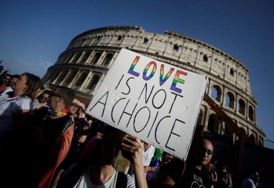Parada de Orgulho Gay em 2019 em frente ao Coliseu, em Roma, na Itália / Filippo MONTEFORTE / AFP