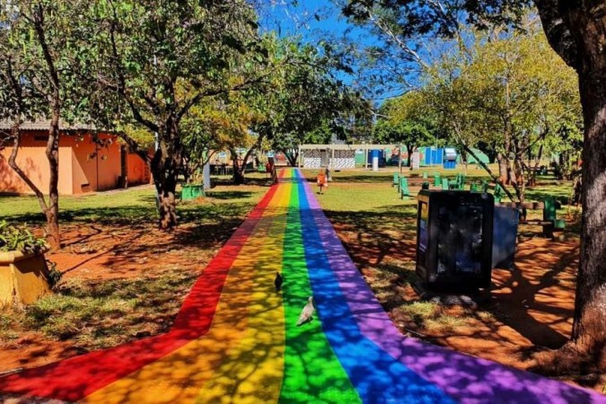 Monumentos de Brasília são pintados em homenagem ao Dia do Orgulho LGBT+