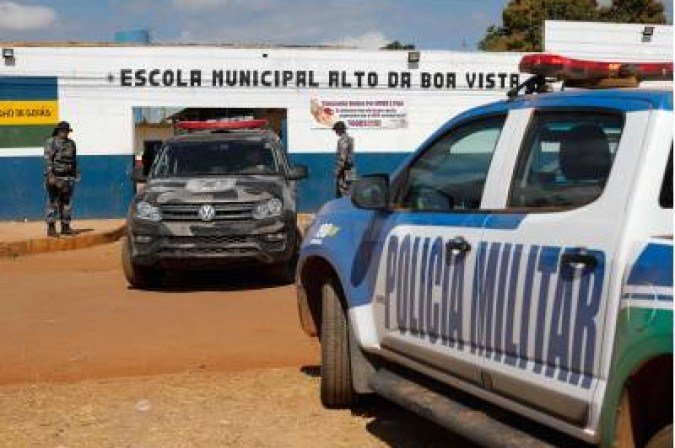 Police officers take part in an operation to capture Lazaro Barbosa, suspected of serial murders, in Cocalzinho de Goias, Brazil, on June 20, 2021.  More than 300 security agents were mobilised to capture Barbosa, who is accused of killing four people from the same family in Ceilandia, has an extensive criminal record. / AFP / Sergio Lima