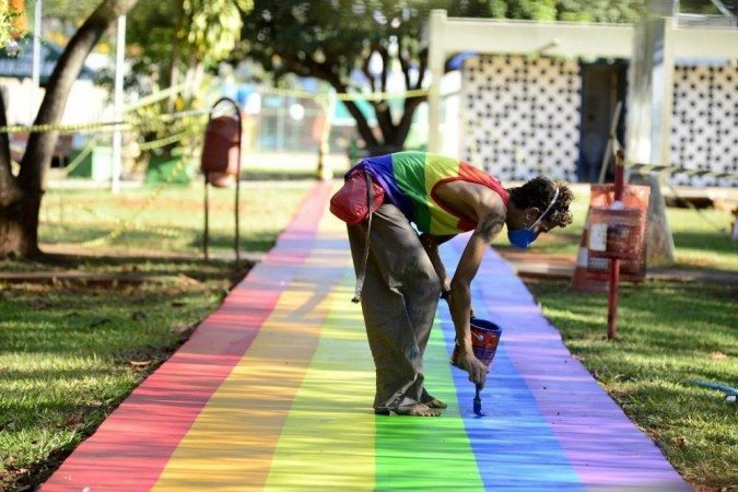 Descrição: 17/06/2021 Crédito: Marcelo Ferreira/CB/D.A Press. Brasil. Brasília - DF. Parque da Cidade, Projeto Brasília Cidade Orgulho, pintou um calçada com as cores que simboliza o movimento LGBT.