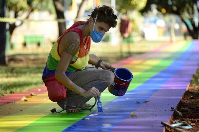 Descrição: 17/06/2021 Crédito: Marcelo Ferreira/CB/D.A Press. Brasil. Brasília - DF. Parque da Cidade, Projeto Brasília Cidade Orgulho, pintou um calçada com as cores que simboliza o movimento LGBT.