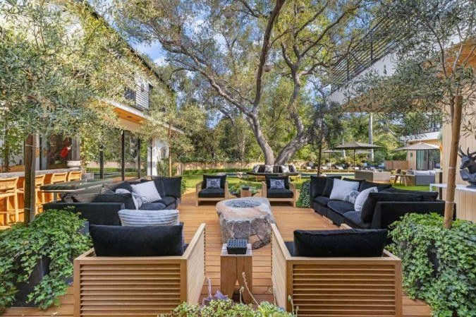 Sophie Turner e Joe Jonas colocam mansão à venda por R$ 83,1 milhões