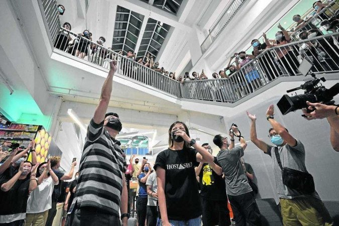 Funcionários do Apple Daily aplaudem o jornal no último dia trabalho: moradores de Hong Kong fazem fila para comprar o periódico - (crédito: ANTHONY WALLACE) Funcionários do Apple Daily aplaudem o jornal no último dia trabalho: moradores de Hong Kong fazem fila para comprar o periódico - (crédito: ANTHONY WALLACE)