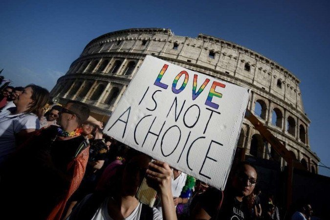 (crédito: Parada de Orgulho Gay em 2019 em frente ao Coliseu, em Roma, na Itália / Filippo MONTEFORTE / AFP) (crédito: Parada de Orgulho Gay em 2019 em frente ao Coliseu, em Roma, na Itália / Filippo MONTEFORTE / AFP)