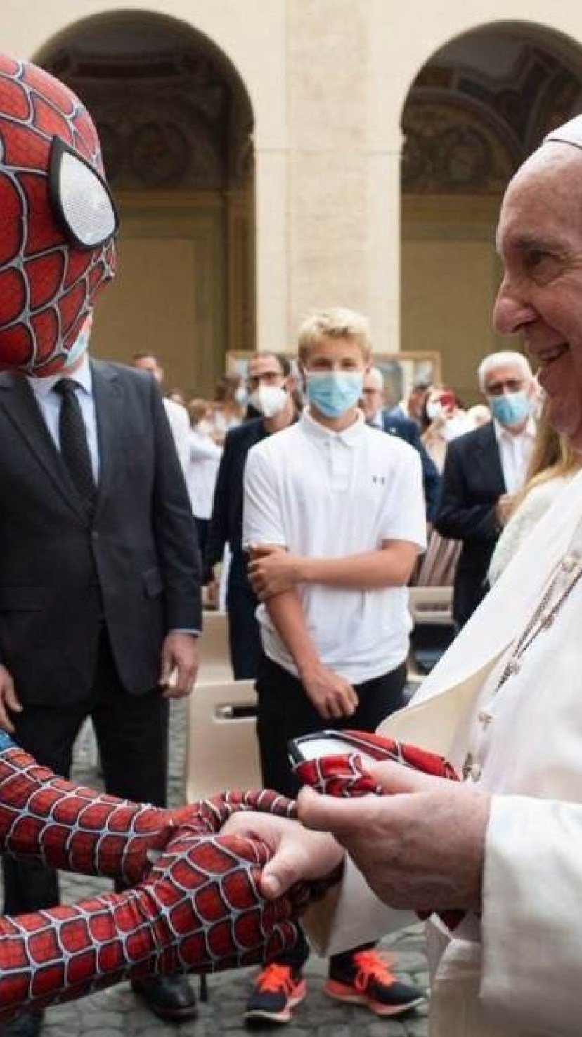 Papa Francisco Homem Aranha -  (crédito: AFP PHOTO / VATICAN MEDIA)