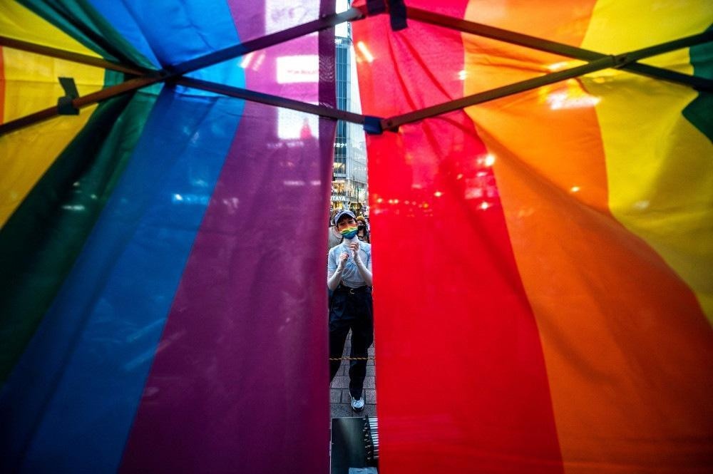 Adepto invade relvado com bandeira LGBT durante o hino da Hungria - SIC  Notícias