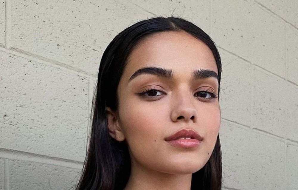 Rachel Zegler, atriz de origem colombiana, será Branca de Neve nos cinemas