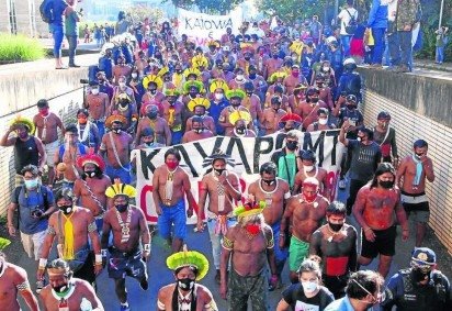 Diferentes etnias protestam em frente ao anexo 2 da Câmara: dois dias de manifestações contra o projeto que atinge direitos indígenas - (crédito: Elio Rizzo/Estadão Conteúdo) Diferentes etnias protestam em frente ao anexo 2 da Câmara: dois dias de manifestações contra o projeto que atinge direitos indígenas - (crédito: Elio Rizzo/Estadão Conteúdo)