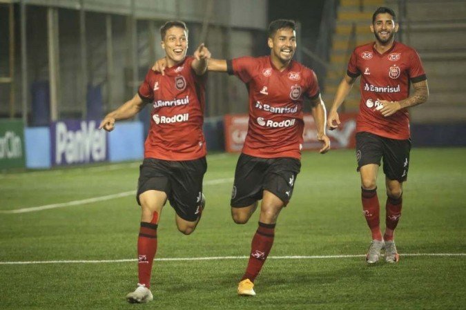 Jogadores do Brasil de Pelotas comemoram gol