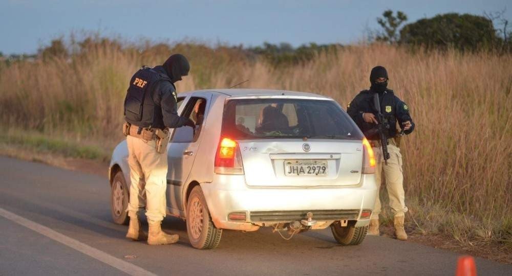 Carros são parados em diversos pontos de bloqueio ao longo da DF-070