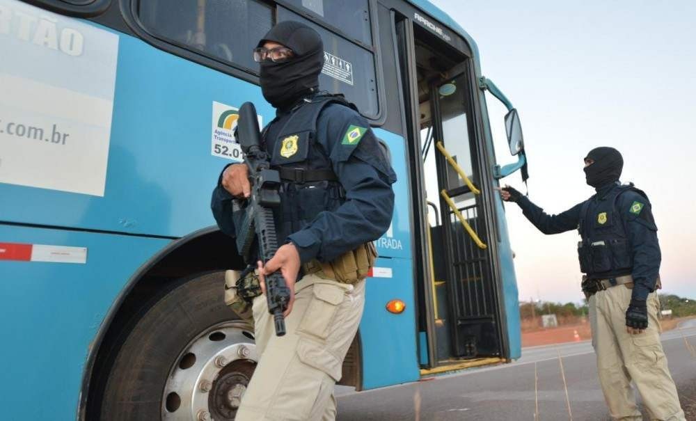 Em buscas por Lázaro, policiais param ônibus, carros e caminhões